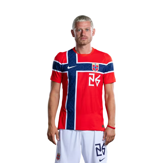 Norges landslag i fotball VM-drakt 2026 (spillerversjon/kampversjon) — Spisser: Nr. 20 Antonio NUSA, nr. 26 Julian RYERSON