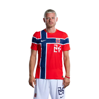 Norges landslag i fotball VM-drakt 2026 (spillerversjon/kampversjon) — Spisser: Nr. 20 Antonio NUSA, nr. 26 Julian RYERSON
