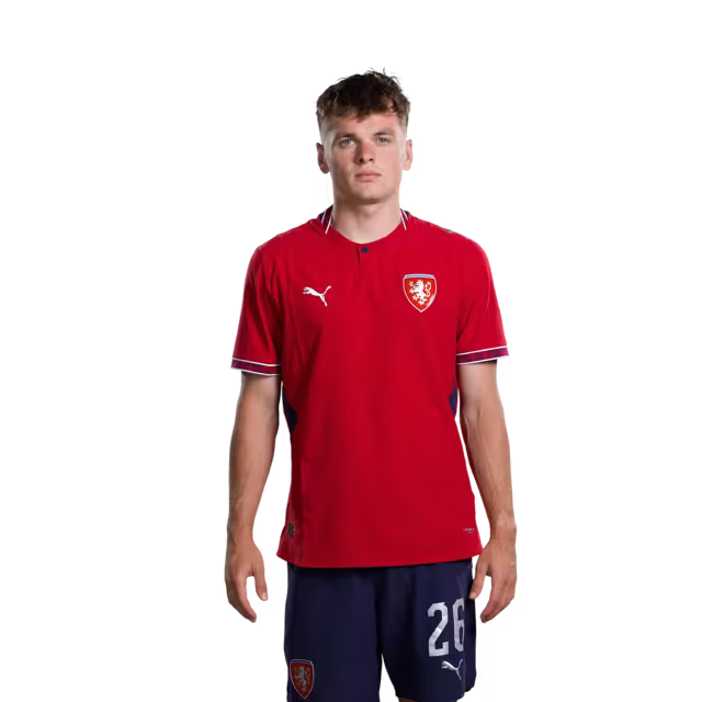Dres české fotbalové reprezentace pro mistrovství světa 2026 (hráčská/zápasová verze) — Útočníci: č. 13 Mojmír CHYTIL, č. 15 Pavel ŠULC, č. 19 Tomáš CHORY, č. 26 Denis VIŠINSKÝ