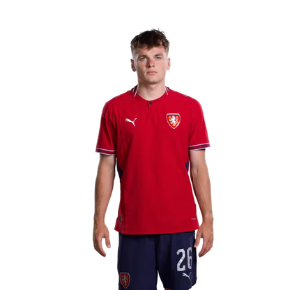 Dres české fotbalové reprezentace pro mistrovství světa 2026 (hráčská/zápasová verze) — Útočníci: č. 13 Mojmír CHYTIL, č. 15 Pavel ŠULC, č. 19 Tomáš CHORY, č. 26 Denis VIŠINSKÝ