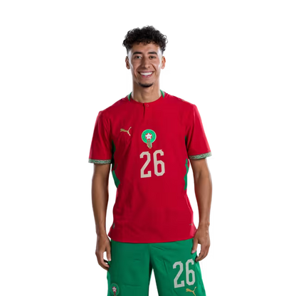 قميص المنتخب المغربي لكرة القدم لكأس العالم 2026 (نسخة اللاعبين/نسخة المباريات) — المدافعون: رقم 19 يوسف بلعمري، رقم 25 رضوان حلحال، رقم 26 أنس صلاح الدين.