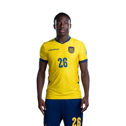 Camiseta de la Selección Nacional de Fútbol de Ecuador para el Mundial 2026 (Versión de jugador/Versión de partido) — Defensores: N.° 25 Jackson POROZO, N.° 26 Yaimar MEDINA