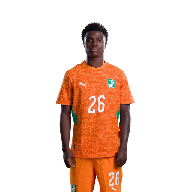 Maillot de l'équipe nationale de Côte d'Ivoire pour la Coupe du Monde 2026 (Version joueur/Version match) — Milieux de terrain : n° 18 Ibrahim Sangaré, n° 25 Parfait Guiagon, n° 26 Christ Inao Oulai