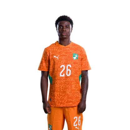 Maillot de l'équipe nationale de Côte d'Ivoire pour la Coupe du Monde 2026 (Version joueur/Version match) — Milieux de terrain : n° 18 Ibrahim Sangaré, n° 25 Parfait Guiagon, n° 26 Christ Inao Oulai