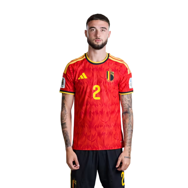 Belgisch nationaal voetbalelftal – WK-shirt 2026 (spelersversie/wedstrijdversie) — Verdedigers: nr. 2 Zeno DEBAST, nr. 3 Arthur THEATE, nr. 4 Brandon MECHELE
