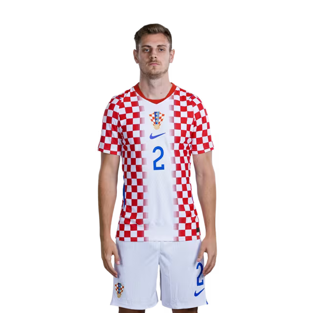Dres hrvatske nogometne reprezentacije za Svjetsko prvenstvo 2026. (verzija za igrača/verzija za utakmicu) — Obrambeni igrači: Br. 2 Josip STANIŠIĆ, Br. 3 Marin PONGRAČIĆ, Br. 4 Joško GVARDIOL