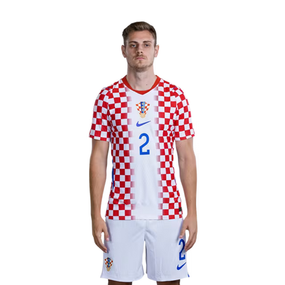 Dres hrvatske nogometne reprezentacije za Svjetsko prvenstvo 2026. (verzija za igrača/verzija za utakmicu) — Obrambeni igrači: Br. 2 Josip STANIŠIĆ, Br. 3 Marin PONGRAČIĆ, Br. 4 Joško GVARDIOL