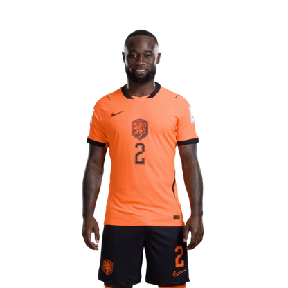 Nederlands elftal WK-shirt 2026 (spelersversie/wedstrijdversie) — Verdedigers: nr. 2 Lutsharel Geertruida, nr. 4 Virgil van Dijk, nr. 5 Nathan Ake