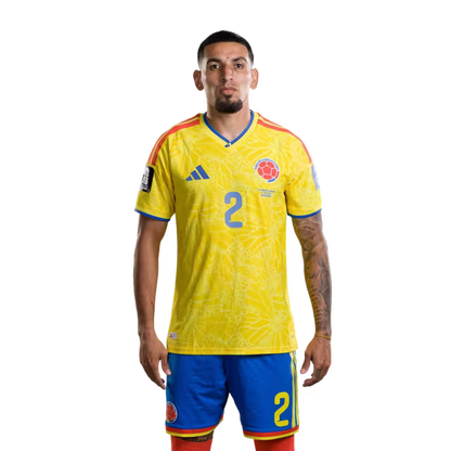 Camiseta de la Selección de Colombia para el Mundial 2026 (Versión jugador/Versión partido) — Defensas: N.º 2 Daniel Muñoz, N.º 3 Jhon Lucumí, N.º 4 Santiago Arias.