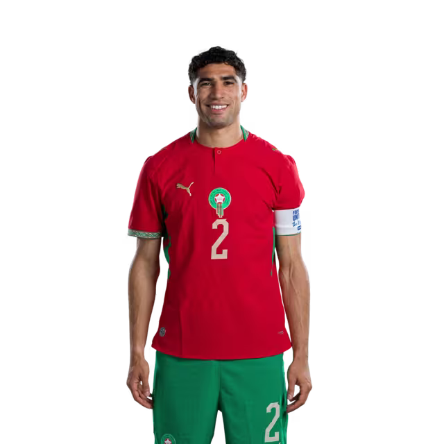 قميص المنتخب المغربي لكرة القدم لكأس العالم 2026 (نسخة اللاعبين/نسخة المباريات) — المدافعون: رقم 2 أشرف حكيمي، رقم 3 نصير مزراوي، رقم 5 مروان سعدان.