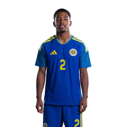 Jersey di Kopa Mundial 2026 Selekshon Nashonal di Futbòl Kòrsou (Vershon di Hungadó/Vershon di Partido) —Defensornan: No. 2 Shrandy Sambo, No. 3 Julien Gari, i No. 4 Rochon Van Eijma.