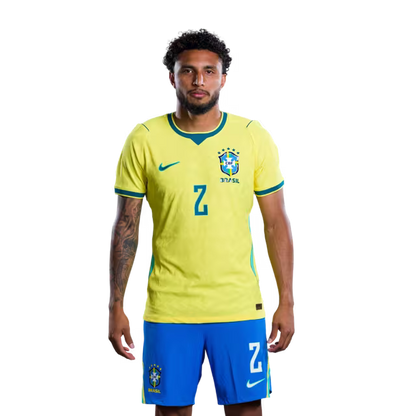 Camisa da Seleção Brasileira para a Copa do Mundo de 2026 (Versão Jogador/Versão de Jogo) — Meio-campistas: Nº 2 EDERSON SILVA, Nº 5 CASEMIRO, Nº 8 BRUNO GUIMARÃES