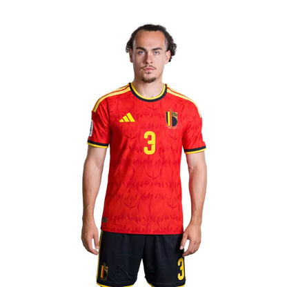 Belgisch nationaal voetbalelftal – WK-shirt 2026 (spelersversie/wedstrijdversie) — Verdedigers: nr. 2 Zeno DEBAST, nr. 3 Arthur THEATE, nr. 4 Brandon MECHELE