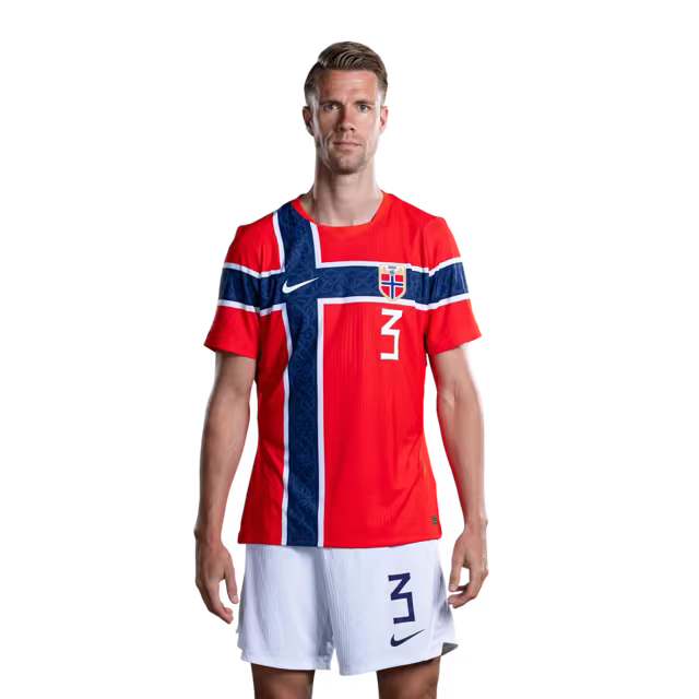 Norges landslag i fotball VM-drakt 2026 (spillerversjon/kampversjon) — Forsvarere: Nr. 3 Kristoffer AJER, nr. 4 Leo Østigard, nr. 5 David Møller Wolfe