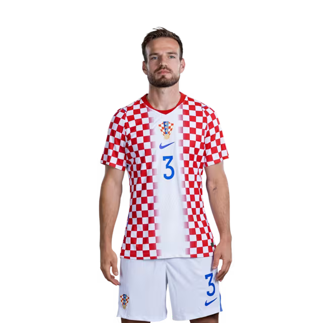 Dres hrvatske nogometne reprezentacije za Svjetsko prvenstvo 2026. (verzija za igrača/verzija za utakmicu) — Obrambeni igrači: Br. 2 Josip STANIŠIĆ, Br. 3 Marin PONGRAČIĆ, Br. 4 Joško GVARDIOL