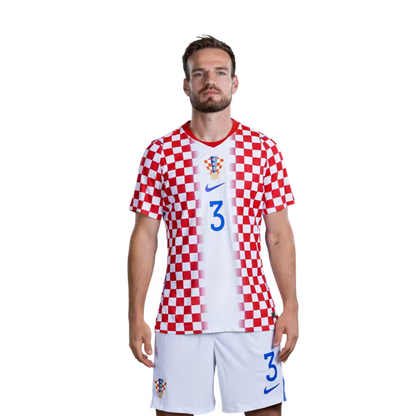 Dres hrvatske nogometne reprezentacije za Svjetsko prvenstvo 2026. (verzija za igrača/verzija za utakmicu) — Obrambeni igrači: Br. 2 Josip STANIŠIĆ, Br. 3 Marin PONGRAČIĆ, Br. 4 Joško GVARDIOL
