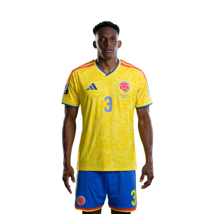 Camiseta de la Selección de Colombia para el Mundial 2026 (Versión jugador/Versión partido) — Defensas: N.º 2 Daniel Muñoz, N.º 3 Jhon Lucumí, N.º 4 Santiago Arias.