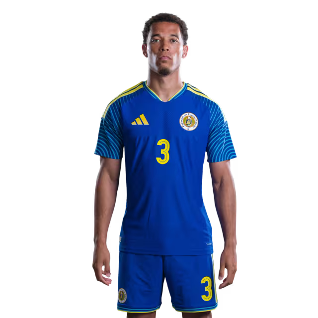 Jersey di Kopa Mundial 2026 Selekshon Nashonal di Futbòl Kòrsou (Vershon di Hungadó/Vershon di Partido) —Defensornan: No. 2 Shrandy Sambo, No. 3 Julien Gari, i No. 4 Rochon Van Eijma.
