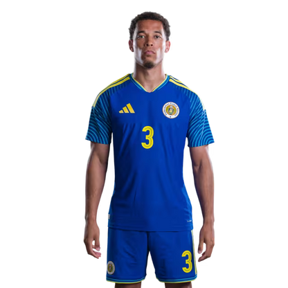 Jersey di Kopa Mundial 2026 Selekshon Nashonal di Futbòl Kòrsou (Vershon di Hungadó/Vershon di Partido) —Defensornan: No. 2 Shrandy Sambo, No. 3 Julien Gari, i No. 4 Rochon Van Eijma.