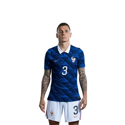 Maillot de l'équipe de France de football pour la Coupe du Monde 2026 (Version joueur/Version match) — Défenseurs : n° 2 Malo Gusto, n° 3 Lucas Digne, n° 4 Dayot Upamecano