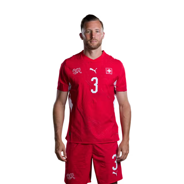Schweizer Fußballnationalmannschaftstrikot 2026 (Spielerversion/Spielversion) — Verteidiger: Nr. 2 Miro Müheim, Nr. 3 Silvan Widmer, Nr. 4 Nico Elvedi