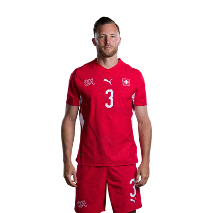 Schweizer Fußballnationalmannschaftstrikot 2026 (Spielerversion/Spielversion) — Verteidiger: Nr. 2 Miro Müheim, Nr. 3 Silvan Widmer, Nr. 4 Nico Elvedi
