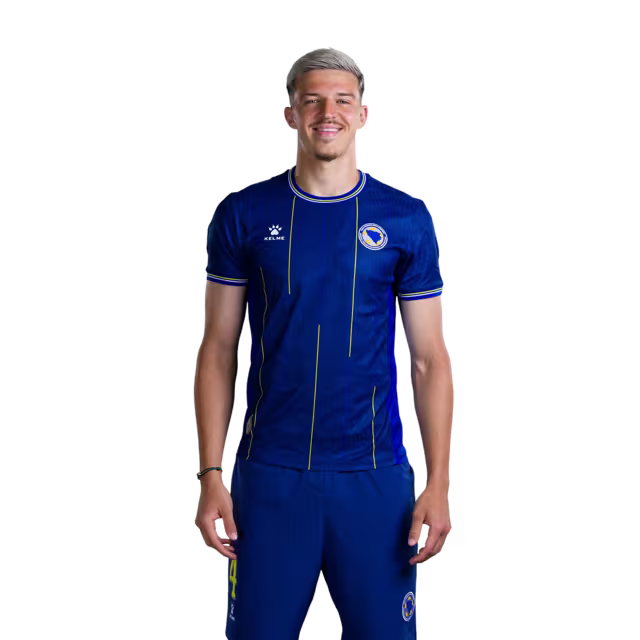 Dres Bosne i Hercegovine za Svjetsko prvenstvo 2026. - Verzija za igrače - Verzija za utakmicu - Odbrambeni igrači: Br. 2 Nihad MUJAKIĆ, Br. 3 Dennis HADŽIKADUNIĆ, Br. 4 Tarik MUHAREMOVIĆ