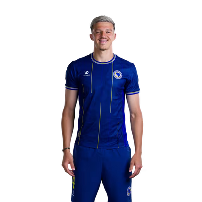 Dres Bosne i Hercegovine za Svjetsko prvenstvo 2026. - Verzija za igrače - Verzija za utakmicu - Odbrambeni igrači: Br. 2 Nihad MUJAKIĆ, Br. 3 Dennis HADŽIKADUNIĆ, Br. 4 Tarik MUHAREMOVIĆ