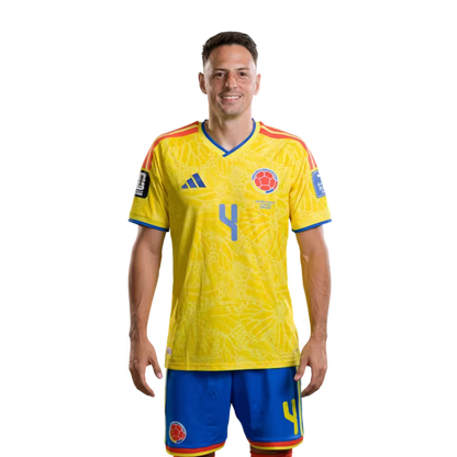 Camiseta de la Selección de Colombia para el Mundial 2026 (Versión jugador/Versión partido) — Defensas: N.º 2 Daniel Muñoz, N.º 3 Jhon Lucumí, N.º 4 Santiago Arias.