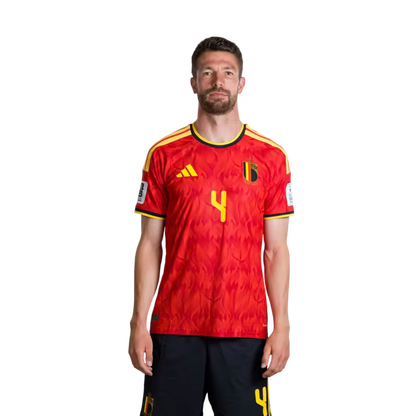 Belgisch nationaal voetbalelftal – WK-shirt 2026 (spelersversie/wedstrijdversie) — Verdedigers: nr. 2 Zeno DEBAST, nr. 3 Arthur THEATE, nr. 4 Brandon MECHELE