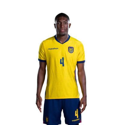 Camiseta de la Selección Nacional de Fútbol de Ecuador para el Mundial 2026 (Versión de jugador/Versión de partido) — Defensas: N.° 2 Félix Torres, N.° 3 Piero Hincapie, N.° 4 Joel Ordónez