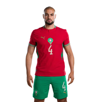 قميص المنتخب المغربي لكرة القدم لكأس العالم 2026 (نسخة اللاعبين/نسخة المباريات) — لاعبو الوسط: رقم 4 سفيان أمرابط، رقم 6 أيوب بوعدي، رقم 7 شمس الدين الطالبي.