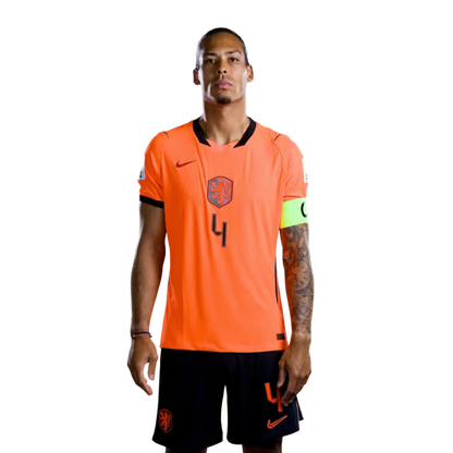 Nederlands elftal WK-shirt 2026 (spelersversie/wedstrijdversie) — Verdedigers: nr. 2 Lutsharel Geertruida, nr. 4 Virgil van Dijk, nr. 5 Nathan Ake