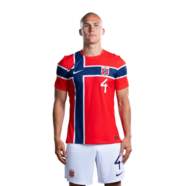 Norges landslag i fotball VM-drakt 2026 (spillerversjon/kampversjon) — Forsvarere: Nr. 3 Kristoffer AJER, nr. 4 Leo Østigard, nr. 5 David Møller Wolfe