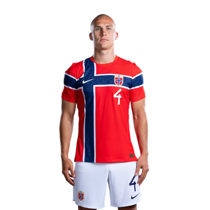Norges landslag i fotball VM-drakt 2026 (spillerversjon/kampversjon) — Forsvarere: Nr. 3 Kristoffer AJER, nr. 4 Leo Østigard, nr. 5 David Møller Wolfe