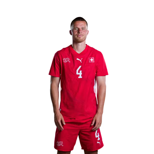 Schweizer Fußballnationalmannschaftstrikot 2026 (Spielerversion/Spielversion) — Verteidiger: Nr. 2 Miro Müheim, Nr. 3 Silvan Widmer, Nr. 4 Nico Elvedi