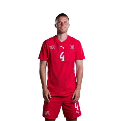Schweizer Fußballnationalmannschaftstrikot 2026 (Spielerversion/Spielversion) — Verteidiger: Nr. 2 Miro Müheim, Nr. 3 Silvan Widmer, Nr. 4 Nico Elvedi