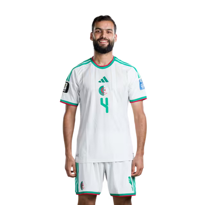 قميص المنتخب الجزائري لكرة القدم لكأس العالم 2026 (نسخة اللاعبين/نسخة المباريات) - المدافعون: رقم 2 عيسى مندي، رقم 3 أشرف عبادة، رقم 4 محمد أمين توغاي