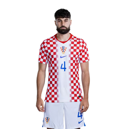 Dres hrvatske nogometne reprezentacije za Svjetsko prvenstvo 2026. (verzija za igrača/verzija za utakmicu) — Obrambeni igrači: Br. 2 Josip STANIŠIĆ, Br. 3 Marin PONGRAČIĆ, Br. 4 Joško GVARDIOL