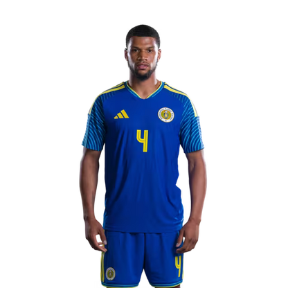 Jersey di Kopa Mundial 2026 Selekshon Nashonal di Futbòl Kòrsou (Vershon di Hungadó/Vershon di Partido) —Defensornan: No. 2 Shrandy Sambo, No. 3 Julien Gari, i No. 4 Rochon Van Eijma.
