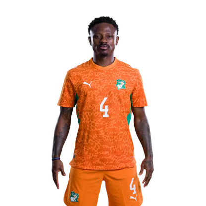 Maillot de l'équipe nationale de Côte d'Ivoire pour la Coupe du Monde 2026 (Version joueur/Version match) — Milieux de terrain : n° 4 Jean Michael Seri, n° 6 Seko Fofana, n° 8 Franck Kessie