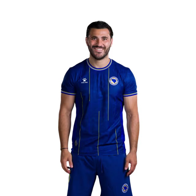Dres Bosne i Hercegovine za Svjetsko prvenstvo 2026. - Verzija za igrače - Verzija za utakmicu - Odbrambeni igrači: Br. 5 Sead KOLASINAC, Br. 7 Amar DEDIĆ, Br. 18 Nikola KATIĆ