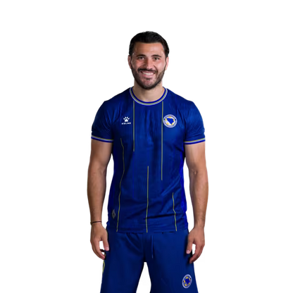 Dres Bosne i Hercegovine za Svjetsko prvenstvo 2026. - Verzija za igrače - Verzija za utakmicu - Odbrambeni igrači: Br. 5 Sead KOLASINAC, Br. 7 Amar DEDIĆ, Br. 18 Nikola KATIĆ