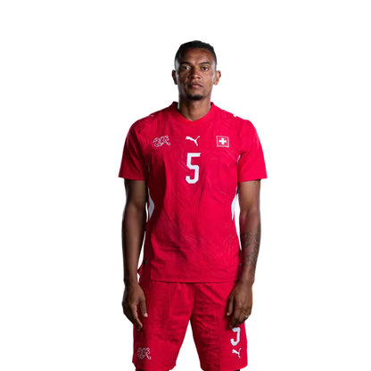 Schweizer Fußballnationalmannschaftstrikot 2026 (Spielerversion/Spielversion) — Verteidiger: Nr. 5 Manuel Akanji, Nr. 13 Ricardo Rodriguez, Nr. 18 Eray Coemert