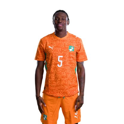 Maillot de l'équipe nationale de Côte d'Ivoire pour la Coupe du Monde 2026 (Version joueur/Version match) — Défenseurs : n° 2 Ousmane Diomande, n° 3 Ghislain Konan, n° 5 Wilfried Singo