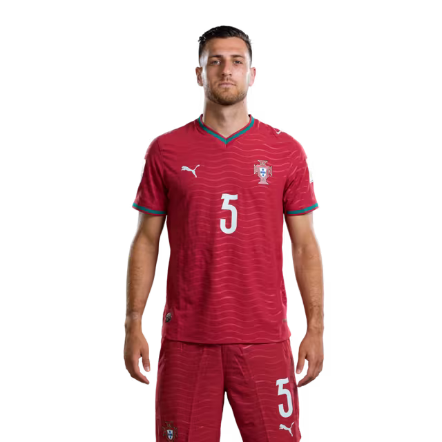 Camisola da Seleção Portuguesa de Futebol para o Mundial 2026 (versão do jogador/versão do jogo) - Defesas: Nº 5 DIOGO DALOT, Nº 13 RENATO VEIGA, Nº 14 GONCALO INACIO