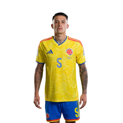 Camiseta de la Selección Nacional de Fútbol de Colombia para el Mundial 2026 (Versión jugador/Versión partido) — Centrocampistas: N.º 5 Kevin CASTAÑO, N.º 6 Richard RÍOS, N.º 8 Jorge CARRASCAL