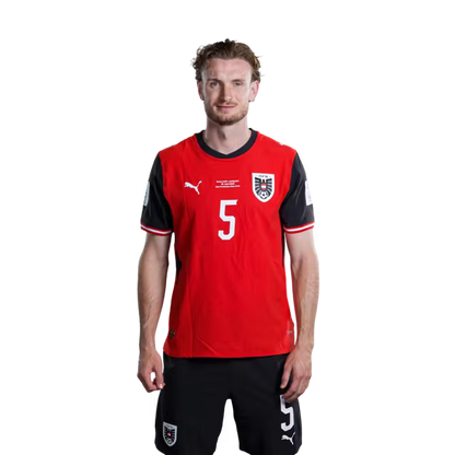 Österreichisches Nationalmannschaftstrikot für die WM 2026 (Spielerversion/Match-Version) – Abwehrspieler: Nr. 2 David Affengruber, Nr. 3 Kevin Danso, Nr. 5 Stefan Posch