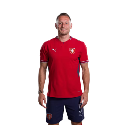 Dres české fotbalové reprezentace pro mistrovství světa 2026 (verze hráče/verze zápasu) — obránci: č. 5 Vladimír COUFAL, č. 6 Štěpán CHALOUPEK, č. 7 Ladislav KREJČÍ