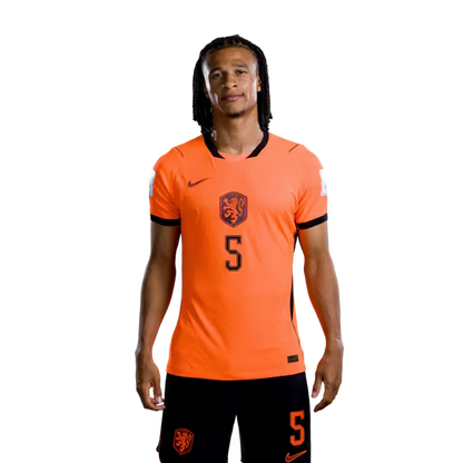 Nederlands elftal WK-shirt 2026 (spelersversie/wedstrijdversie) — Verdedigers: nr. 2 Lutsharel Geertruida, nr. 4 Virgil van Dijk, nr. 5 Nathan Ake